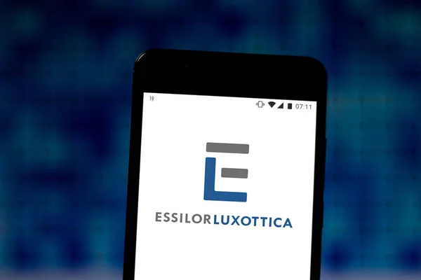 19 de agosto de 2019, Brasil. Nesta foto ilustração o logotipo EssilorLuxottica é exibido em um smartphone — Fotografia de Stock