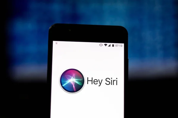 19 de agosto de 2019, Brasil. En esta ilustración fotográfica, el logotipo de Siri se muestra en un smartphone — Foto de Stock