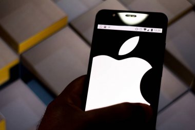 20 Ağustos 2019, Brezilya. Bu fotoğraf illüstrasyonda Apple logosu bir akıllı telefonda görüntülenir