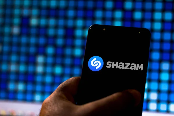 Augusztus 20, 2019, Brazília. Ezen a fotábrán a Shazam logó jelenik meg a smartphone — Stock Fotó