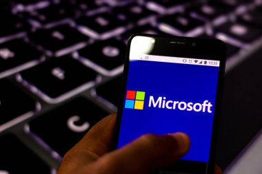 20 Ağustos 2019, Brezilya. Bu fotoğraf illüstrasyonunda Microsoft logosu bir akıllı telefonda görüntülenir