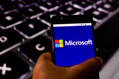 20 Ağustos 2019, Brezilya. Bu fotoğraf illüstrasyonunda Microsoft logosu bir akıllı telefonda görüntülenir