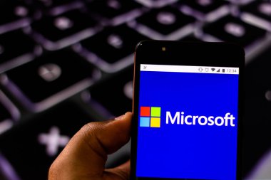 20 Ağustos 2019, Brezilya. Bu fotoğraf illüstrasyonunda Microsoft logosu bir akıllı telefonda görüntülenir