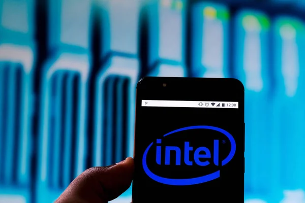 20 augusti 2019, Brasilien. I den här bilden illustration Intel-logotypen visas på en smartphone — Stockfoto