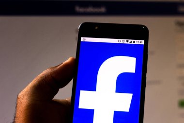 20 Ağustos 2019, Brezilya. Bu fotoğraf illüstrasyonda Facebook logosu bir akıllı telefonda görüntülenir