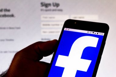 20 Ağustos 2019, Brezilya. Bu fotoğraf illüstrasyonda Facebook logosu bir akıllı telefonda görüntülenir