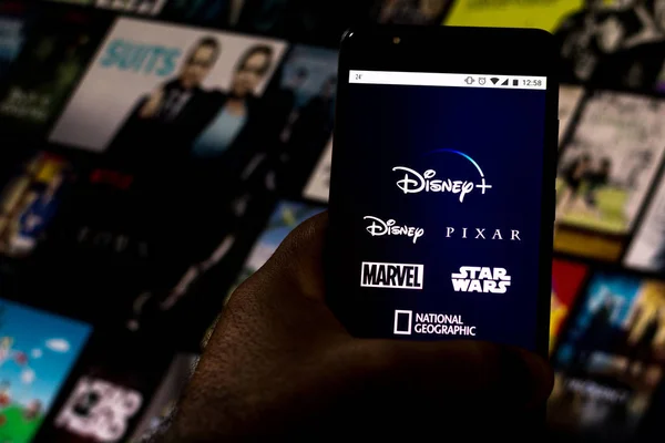 20 de agosto de 2019, Brasil. En esta ilustración fotográfica, el logotipo de Disney + (Plus) se muestra en un teléfono inteligente —  Fotos de Stock