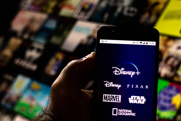 2019. augusztus 20., Brazília. Ezen a fotón az okostelefonon megjelenik a Disney + (Plus) logó — Stock Fotó