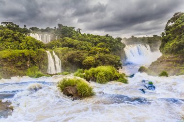 Foz cataratas do Iguazu, Paraná, modern dünyanın en büyük doğa harikalarından biri, Brezilya ve Arjantin sınırında.