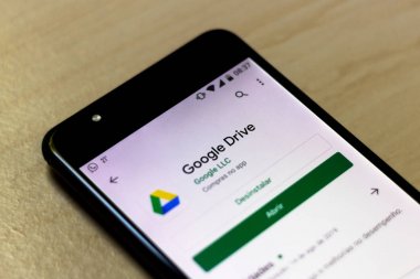 28 Ağustos 2019, Brezilya. Bu fotoğraf illüstrasyonunda Google Drive uygulaması bir akıllı telefonda görüntülenir