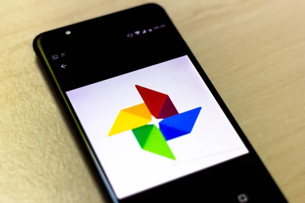 28 de agosto de 2019, Brasil. En esta ilustración fotográfica, la aplicación Google Photos se muestra en un teléfono inteligente —  Fotos de Stock