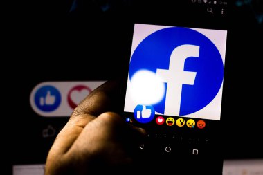1 Eylül 2019, Brezilya. Bu resimde kişi bir akıllı telefon üzerinde sosyal ağ Facebook gibi simgesini kullanarak.