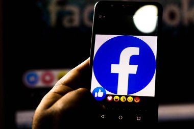 1 Eylül 2019, Brezilya. Bu resimde kişi bir akıllı telefon üzerinde sosyal ağ Facebook gibi simgesini kullanarak.