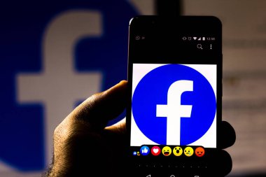 1 Eylül 2019, Brezilya. Bu resimde kişi bir akıllı telefon üzerinde sosyal ağ Facebook'ta tepki simgeleri kullanarak.
