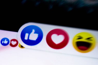 1 Eylül 2019, Brezilya. Bu resimde bir akıllı telefonda sosyal ağ Facebook'ta tepki simgesi (gibi) yakın.