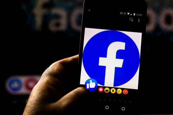 Szeptember 1, 2019, Brazília. Ebben az illusztráció személy használja a hasonló ikont a szociális háló Facebook-ra egy smartphone. — Stock Fotó