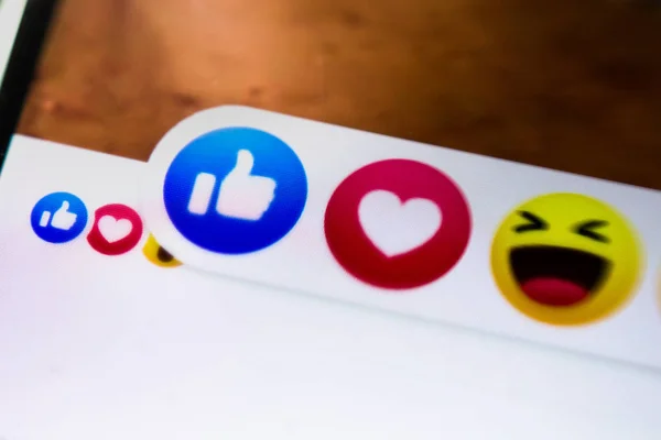 1 de septiembre de 2019, Brasil. En esta ilustración de primer plano del icono de la reacción (me gusta) en la red social Facebook en un teléfono inteligente . — Foto de Stock