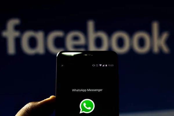 01 de septiembre de 2019, Brasil. En esta ilustración de la foto el logotipo de WhatsApp Facebook se muestra en un teléfono inteligente . — Foto de Stock
