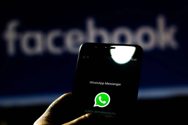 01 September 2019, Brasil. Dalam gambar foto ini, logo Facebook WhatsApp ditampilkan pada smartphone . — Stok Foto