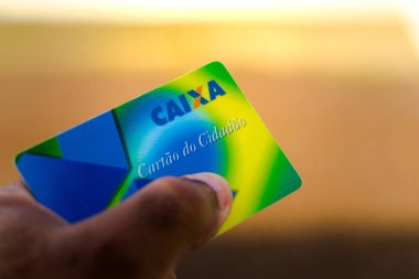 05 Eylül 2019, Brezilya. Bu fotoğraf illüstrasyonda bir el Cartão do Cidadão Caixa Economica Federal tutar - Fgts ile Brezilyalı işçi Vatandaş Kartı olmalıdır.