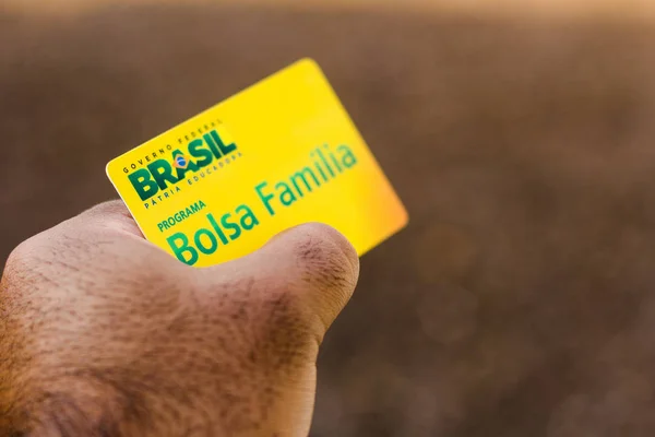 05 de setembro de 2019, Brasil. Nesta foto ilustração uma mão segura o Bolsa Família Card - Bolsa Família é um programa de assistência social do governo brasileiro . — Fotografia de Stock