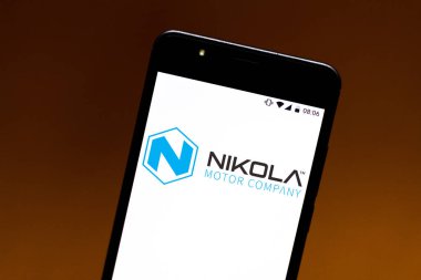 08 Eylül 2019, Brezilya. Bu fotoğraf illüstrasyonda Nikola Motor Company logosu bir akıllı telefonda görüntülenir