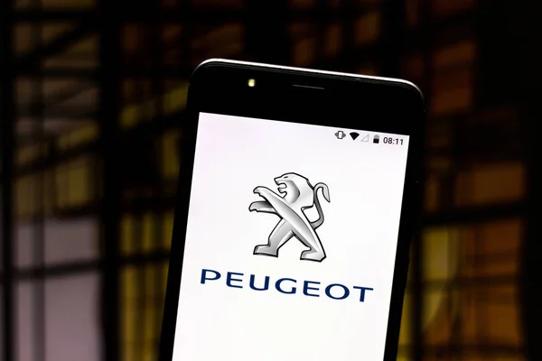 08 de setembro de 2019, Brasil. Nesta foto ilustração o logotipo Peugeot é exibido em um smartphone — Fotografia de Stock