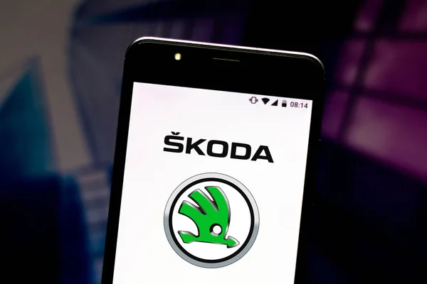 08 de setembro de 2019, Brasil. Nesta foto ilustração o logotipo Skoda Auto é exibido em um smartphone — Fotografia de Stock