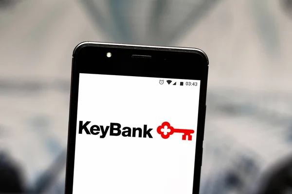 08 septembre 2019, Brésil. Dans cette illustration photo, le logo KeyBank est affiché sur un smartphone — Photo