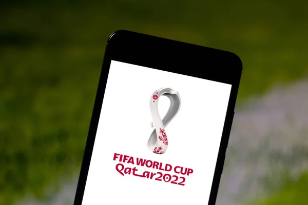 09 de septiembre de 2019, Brasil. En esta ilustración de la foto el logotipo de la Copa Mundial de la FIFA Qatar 2022 se muestra en un teléfono inteligente —  Fotos de Stock