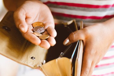 Elinde bazı sikkeler ile boş cüzdan tutan kadın - Ekonomik kriz Kavramı - Finansal muhasebe için para tasarrufu.