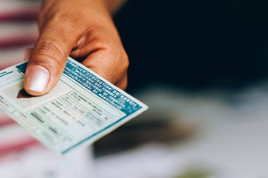 10 Eylül 2019, Brezilya. Adam Ulusal Ehliyet (Cnh) tutar. Brezilya resmi belge, hangi kara araçları sürücü bir vatandaşın yeteneğini kanıtlıyor.