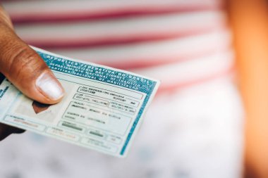 10 Eylül 2019, Brezilya. Adam Ulusal Ehliyet (Cnh) tutar. Brezilya resmi belge, hangi kara araçları sürücü bir vatandaşın yeteneğini kanıtlıyor.