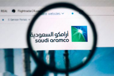 15 Eylül 2019, Brezilya. Bu fotoğraf illüstrasyon Suudi Arabistan Petrol Şirketi logosu bir büyüteç ile görülür
