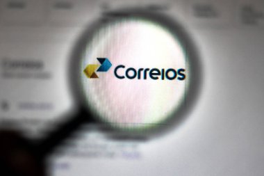 15 Eylül 2019, Brezilya. Bu fotoğraf illüstrasyon Correios logosu bir büyüteç ile görülür