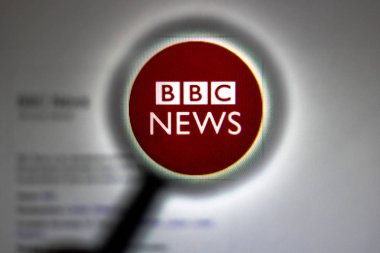 15 Eylül 2019, Brezilya. Bu fotoğraf illüstrasyon Bbc News logosu bir büyüteç ile görülür