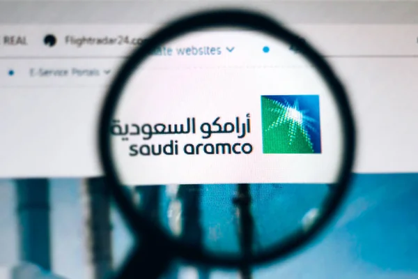 15. září 2019, Brazílie. Na tomto obrázku je přes zvětšovací sklo vidět logo Saúdské Arábie Company. — Stock fotografie