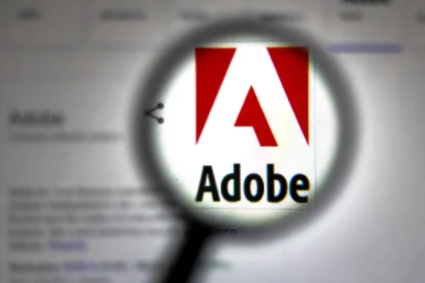 15 de septiembre de 2019, Brasil. En esta ilustración de la foto el logotipo de Adobe se ve a través de una lupa — Foto de Stock