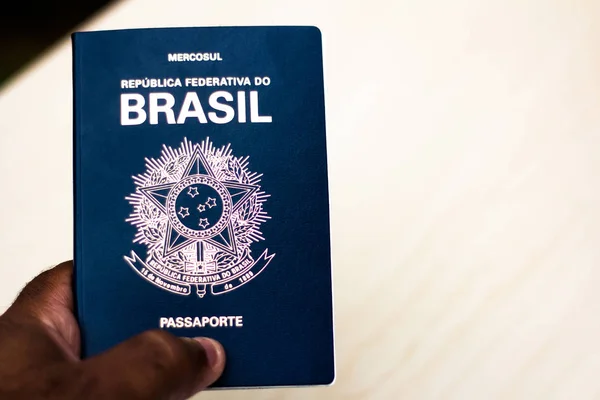 Neuer Reisepass der Föderativen Republik Brasilien - Mercosur-Reisepass auf weißem Hintergrund - wichtiges Dokument für Auslandsreisen. — Stockfoto