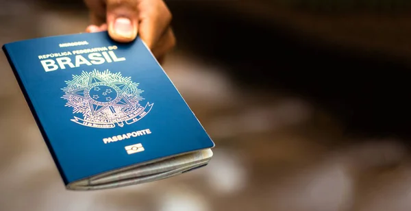Novo Passaporte da República Federativa do Brasil - Passaporte do Mercosul em Fundo Desfocado - Documento Importante para Viagens Estrangeiras . — Fotografia de Stock
