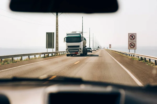 Caminhão em movimento na rodovia Brasil - Conceito de caminhões de negócios e indústria de transporte . — Fotografia de Stock