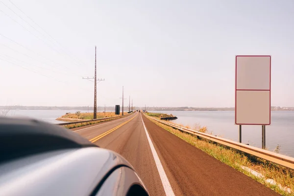 Vista aerea di auto in movimento sulla strada statale Brasile vicino al fiume . — Foto Stock