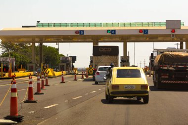 20 Eylül 2019, Brezilya - Caiuá 'daki Sp 270 Raposo Tavares otoyolu üzerindeki Oto Raposo Tavares (Araba) gişesinde arabalar.