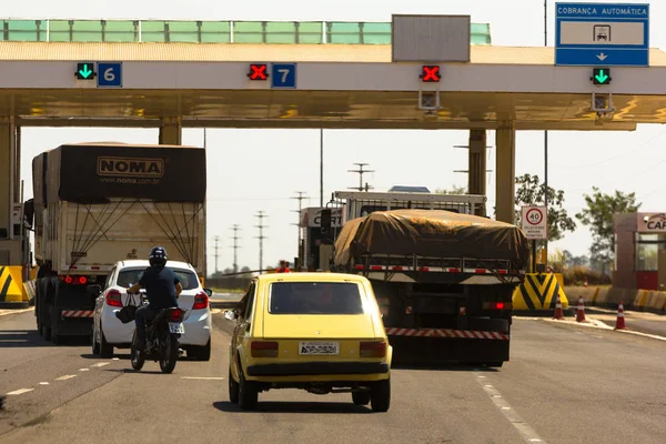 September 20, 2019, Brazil - Cars at the Auto Raposo Tavares (CART) toll plaza on the SP 270 Raposo Tavares highway in Caiu: . — стоковое фото