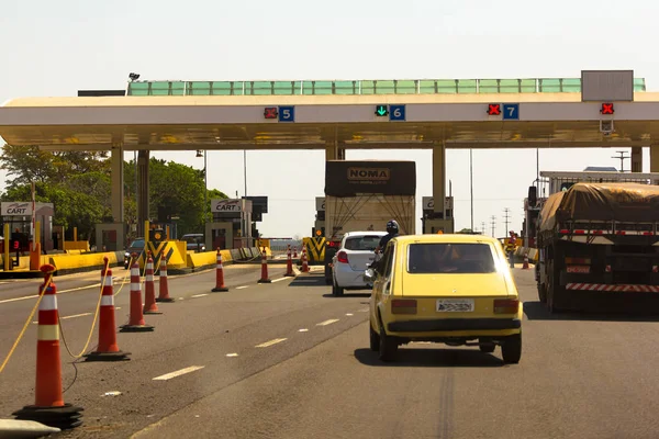 20 вересня 2019 року Бразилія - Автомобілі на автомагістралі "Рапосо Таварес" (візок) на автомагістралі Sp 270 Рапосо Таварес у Каюа.. — стокове фото