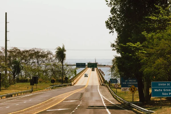 20 de setembro de 2019, Brasil - Ponte na fronteira entre os estados de São Paulo e Mato Grosso do Sul na cidade de Presidente Epitácio - Ponte Hélio Serejo sobre o Rio Paraná . — Fotografia de Stock
