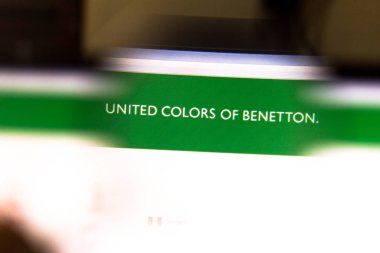 24 Eylül 2019, Brezilya - Bu resimde Benetton Birleşik Renkleri logosu bir büyüteçle gösteriliyor