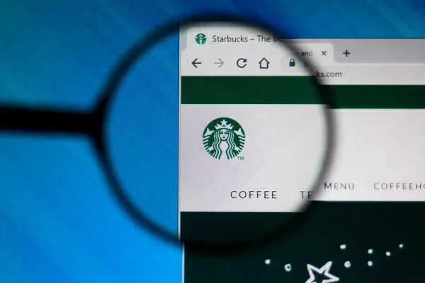 25. září 2019, Brazílie. Na této ilustraci je na obrazovce počítače zobrazena úvodní stránka webu Starbucks — Stock fotografie