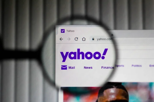 25 de septiembre de 2019, Brasil. En esta ilustración la página principal del sitio web de Yahoo se muestra en la pantalla del ordenador —  Fotos de Stock