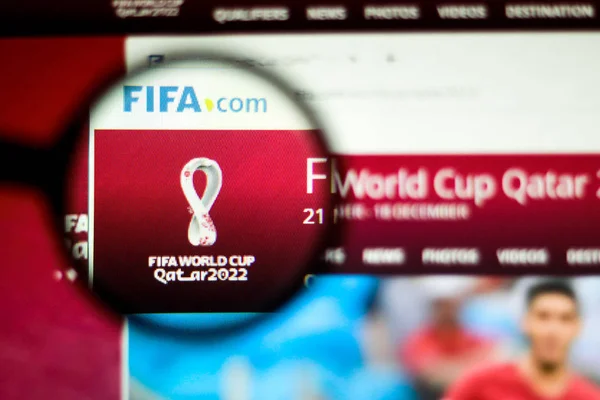 25 de septiembre de 2019, Brasil. En esta ilustración de la foto la página de inicio de la Copa Mundial de la FIFA Qatar 2022 sitio web se muestra en la pantalla del ordenador —  Fotos de Stock